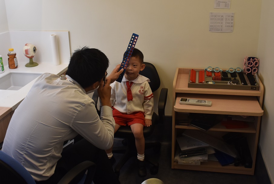 Vision screening to 40 kindergarten students at the Centre was conducted.