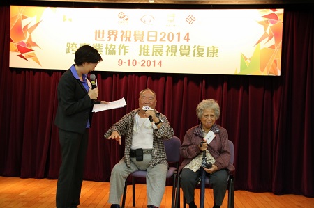 香港理工大學眼科視光學院助理教授張銘恩女士(左)即場訪問視障長者梁源樞和羅合，談及社區家居低視能綜合復康服務如何幫助他們改善日常生活。