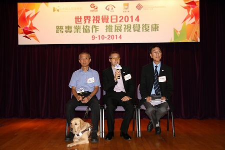 導盲犬使用者曾建平(左)和視障人士蔡文亮(中)與香港導盲犬協會主席黃世雄教授分享生活體驗。