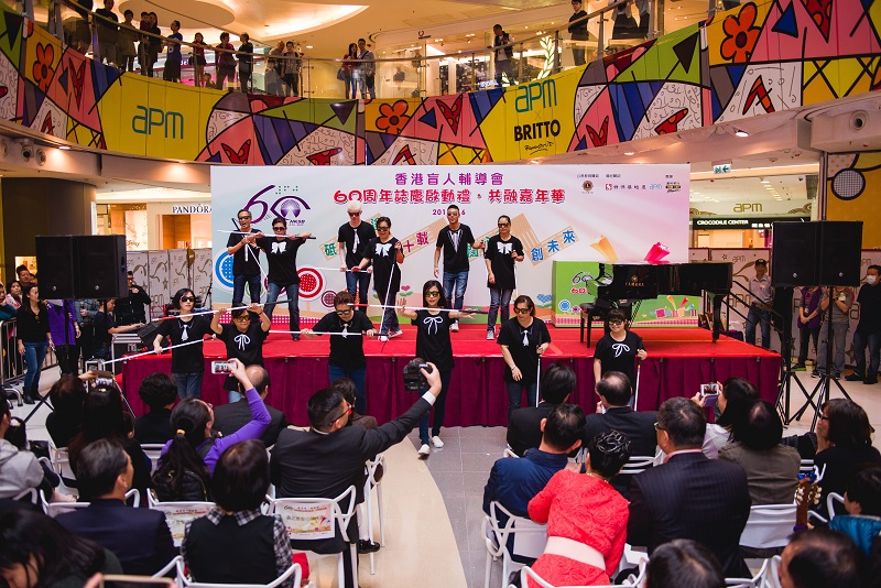 由視障及健視人士一起表演快閃白杖舞