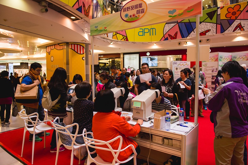 免費視覺篩查服務，吸引大批市民排隊