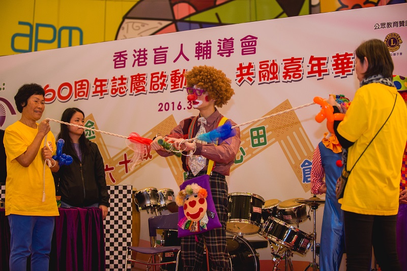 視障兼多重殘障人士化身為小丒表演魔術