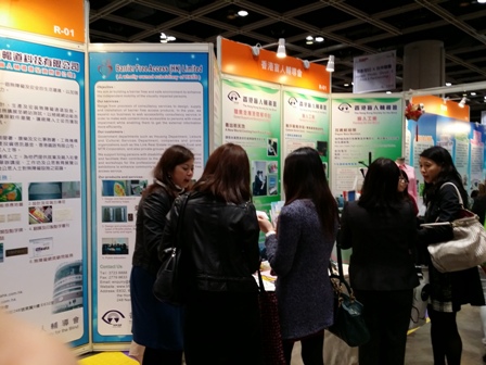 本會職員為到場參觀人士介紹本會服務