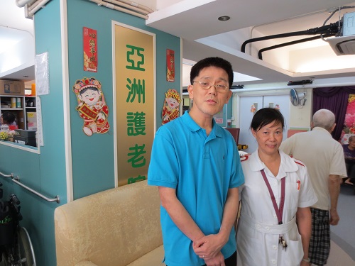 視障人士俊昌(左)感激鄧院長給他工作機會
