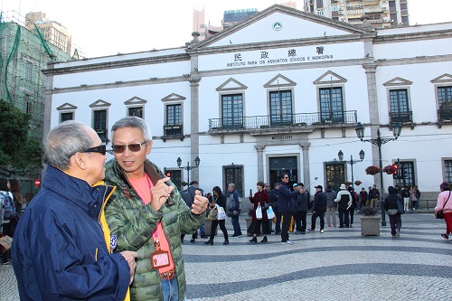 Gary (right), the communicator of Shing (left) interpreted the environment during sightseeing at Macau. 