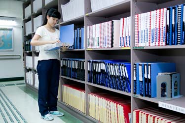 视障人士在图书馆阅读点字书