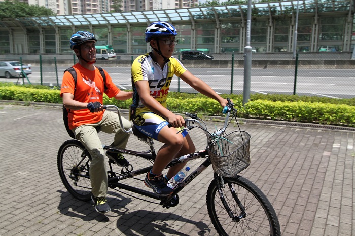 視障人士和健視單車手合作踏協力車。