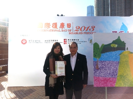 按摩保健治療中心經理胡婉菁和勞工及福利局長張建宗合照