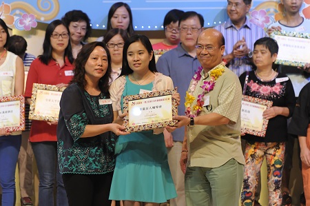 本會人力資源及行政總監黃小芬女士(左一)與視障職員石建莊小姐(中)一同接受「至尊共融機構獎」獎狀