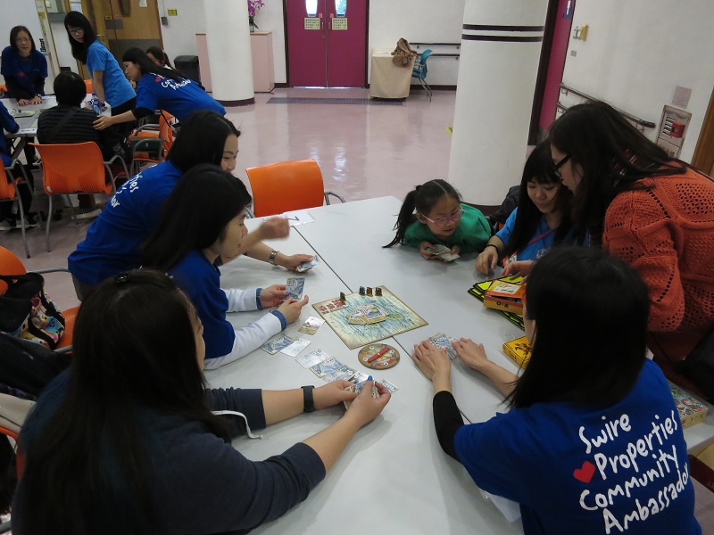 視障朋友在義工指導下玩桌上遊戲