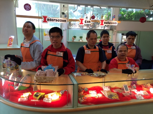 I-Shop啟業，齊來切燒豬