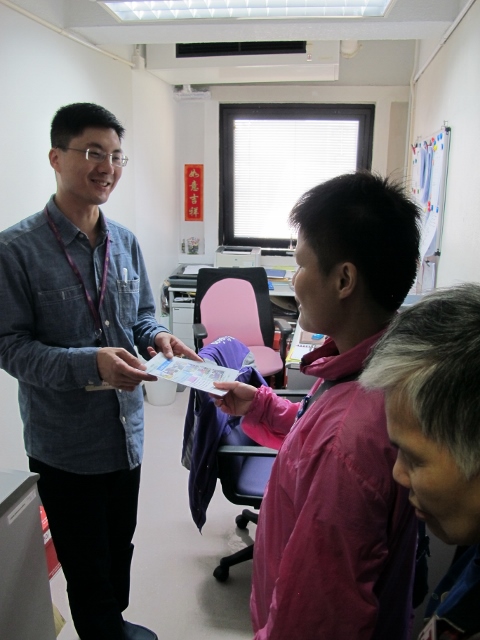 店長偉斌 (右一) 成功出售一支飲品