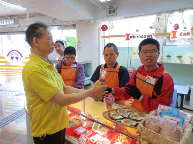 I-Cook學員在製作美味的飯盒