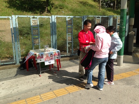 同事和義工們在街站落力銷售愛心券