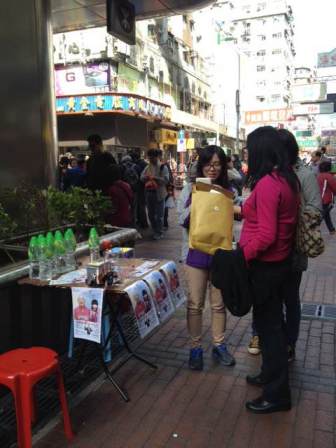 同事和義工們在街站落力銷售愛心券