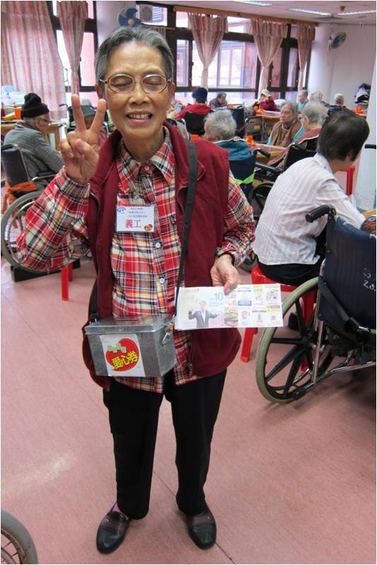 視障院友亦以行動支持愛心券銷售活動