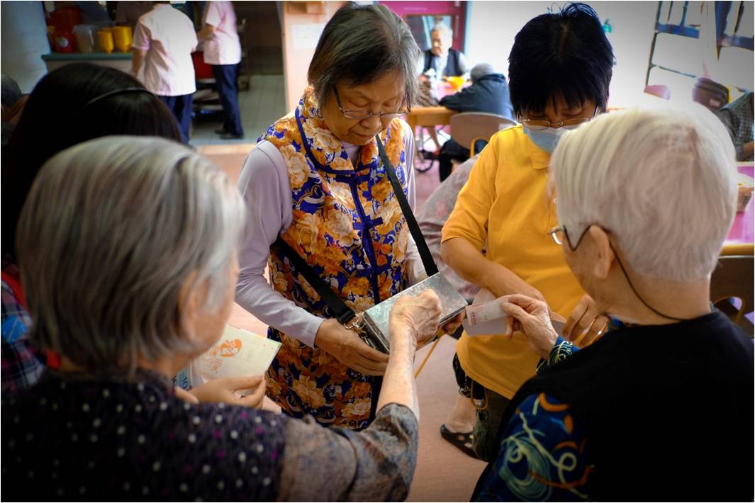 視障院友亦以行動支持愛心券銷售活動