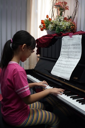 琳琳喜愛彈琴
