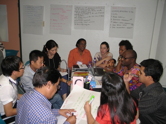 防治低視能培訓班參加者於課堂熱烈討論。