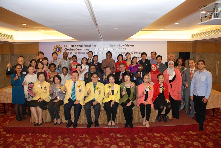 攝於防治低視能培訓班閉幕典禮，各國眼科專才與主辦單位負責人合照。