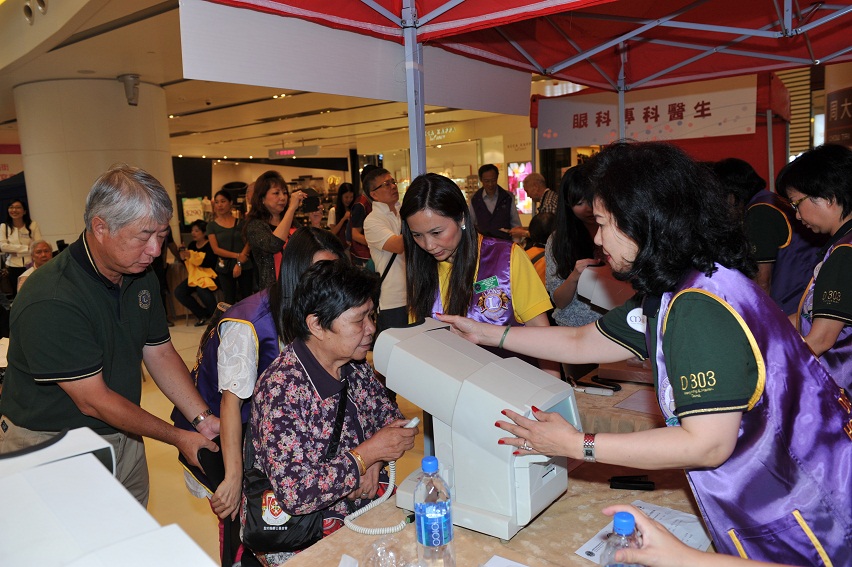 活動當日有超過60位40歲以上青光眼高危人士接受免費青光眼篩查後，得以了解自己眼睛的情況。