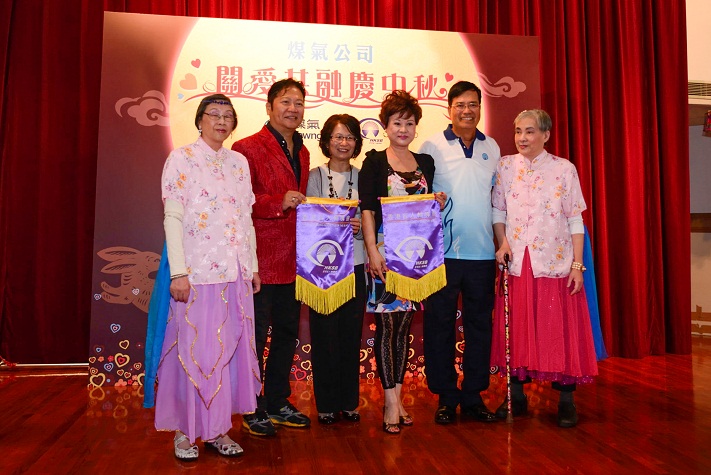 兩位藝人義工黃韻材和梁淑莊不但在台上獻唱金曲，還走到台下與視障長者大玩遊戲，為大家帶來歡樂時光。