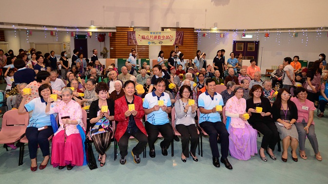 百多位安老院友一起共度中秋，樂也融融。