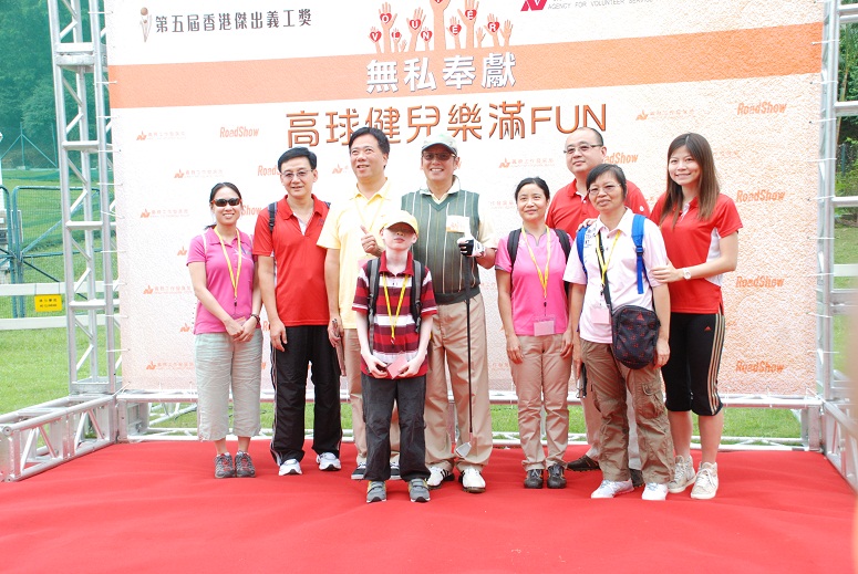 參加者在環境清幽怡人的高爾夫球中心享受了一個愉快的周末，RoadShow更向所有視障會員送贈禮物。