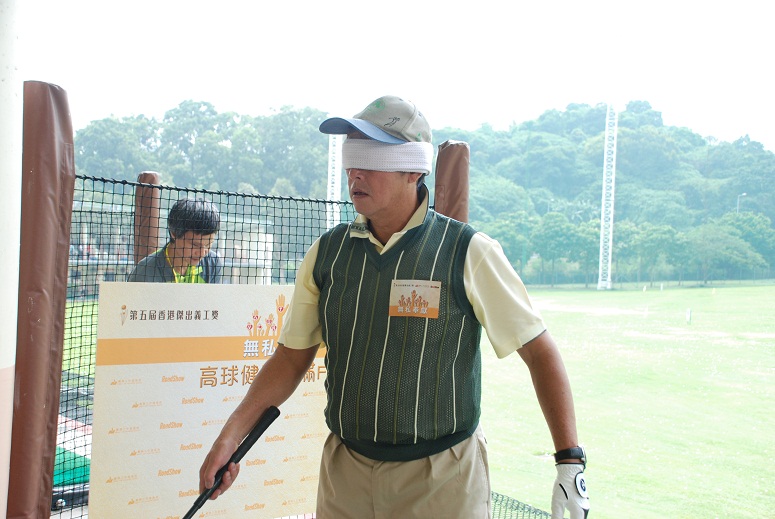 關愛大使譚詠麟感受視障人士打高球。