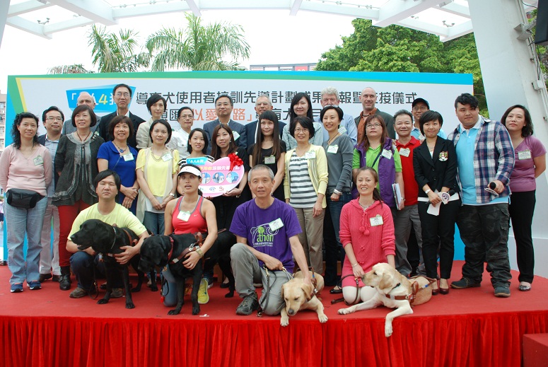 嘉賓在計劃匯報及交接儀式後合照。