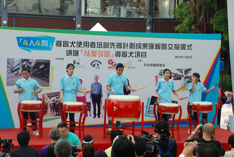 心光盲人院暨學校鼓樂飛揚表演帶動現場熱鬧氣氛。