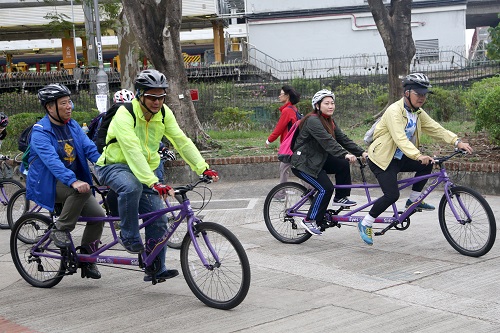 Visually impaired rider led by a sighted captain 