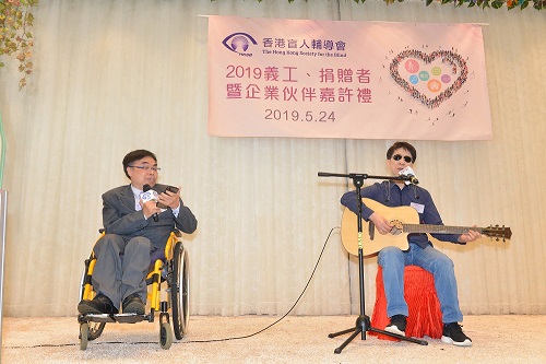Mr Leung Sai-cheong, Charles and visually impaired singer Mr Leung Kau sang together, to bring the event to a climax. 