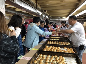 Food tasting at the Hang Heung Cake Bakery Factory