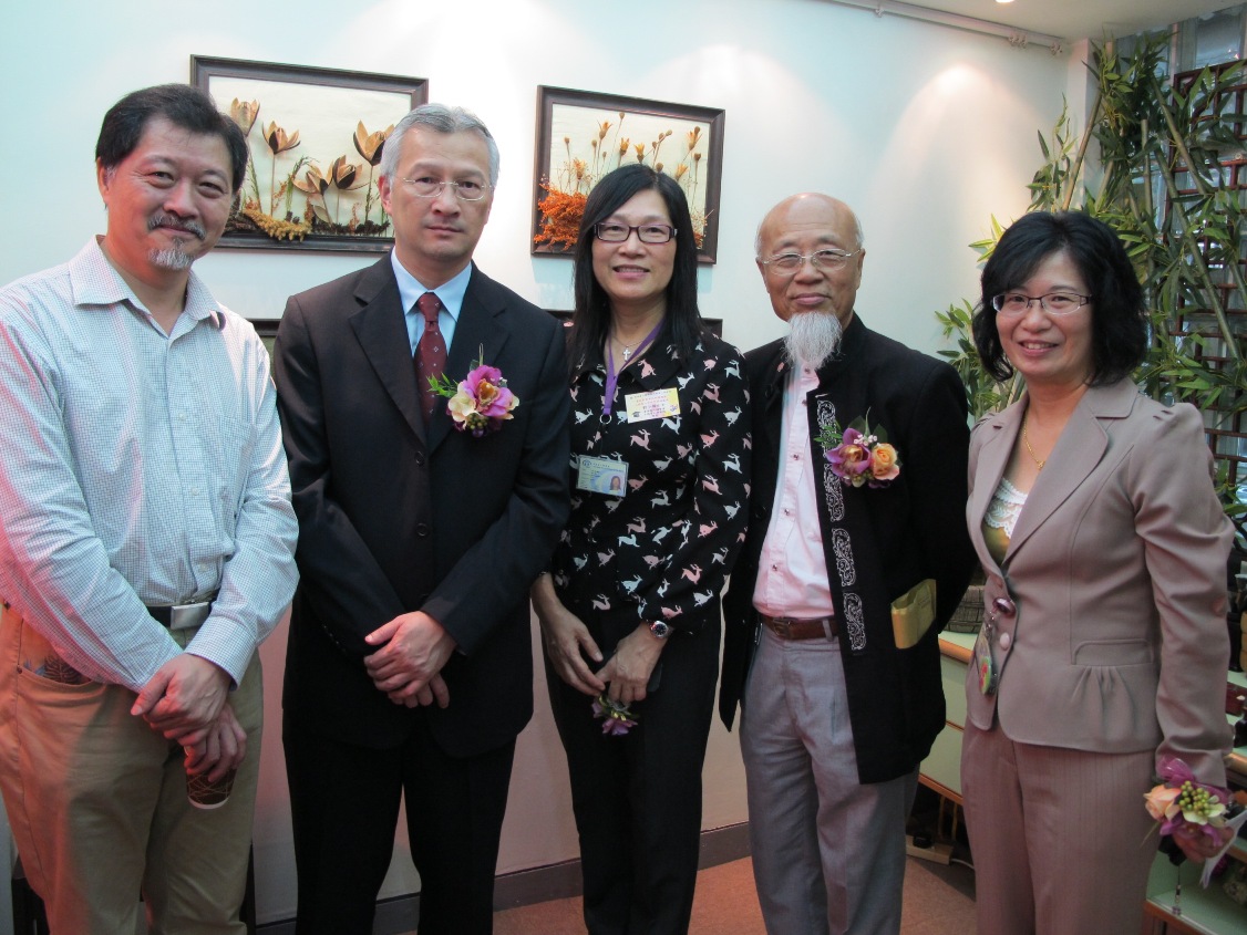 九龍院院長劉小梅姑娘(中)帶領主禮嘉賓參觀養心閣