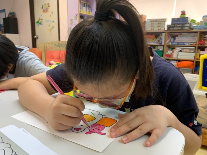 Anna参加视障人士家庭资源中心绘画班 