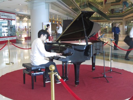 李昇於廣場內演奏