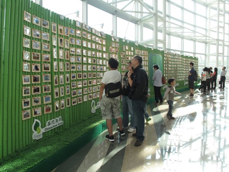 不少途人駐足欣賞相片, 並購買心儀之相片以作支持視障人士