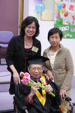 院舍服務總監梅小萍姑娘(左)與其中一位金獎畢業生及其家屬一同合照