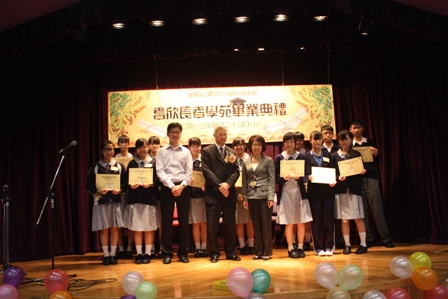 行政總裁譚姑娘與香港四邑商工總會黃棣珊紀念中學校校長、老師及領取義工嘉許證書的學生合照