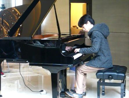 李軒為現場觀眾彈奏美妙樂章